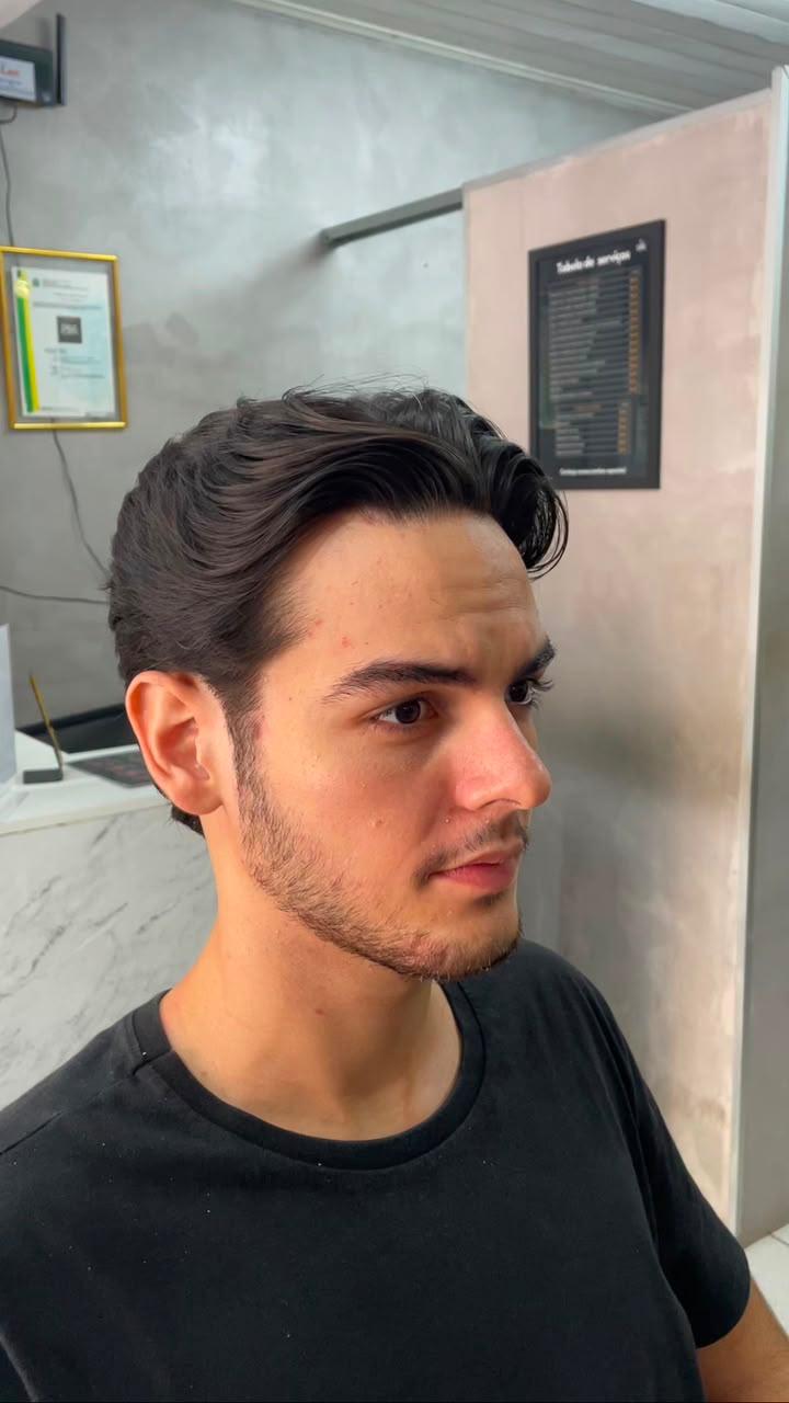 Cliente após corte e barba na barbearia