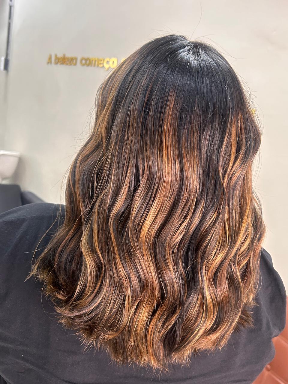 Morena iluminada feita no salão
